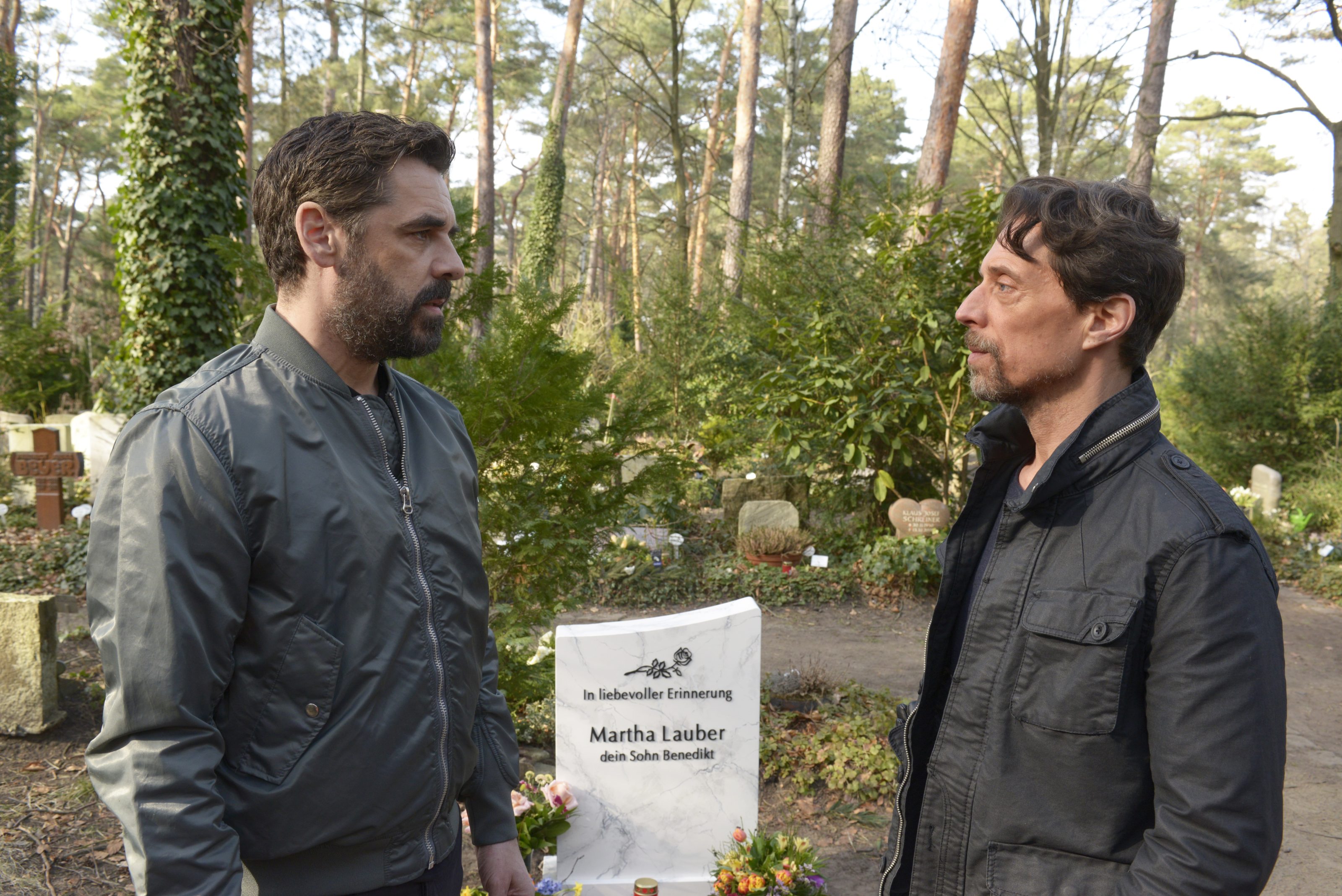 Am Grab seiner Mutter erfährt Benedikt (Tobias Oertel, l.) von Rainer (Michael Pink, r.) wichtige Informationen, die ihm bei seiner Flucht helfen könnten.