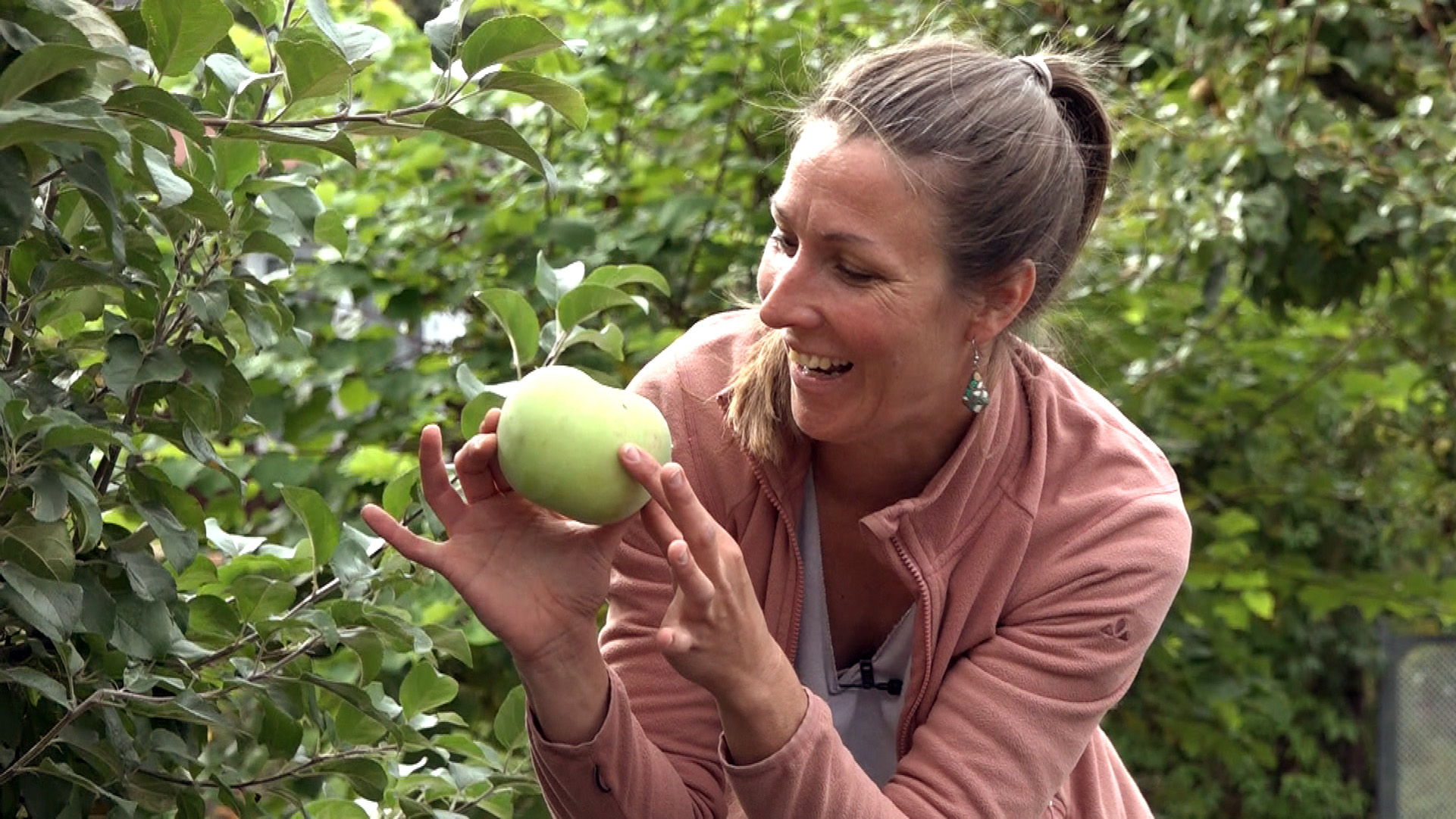 Bernadette freut sich über die Äpfel