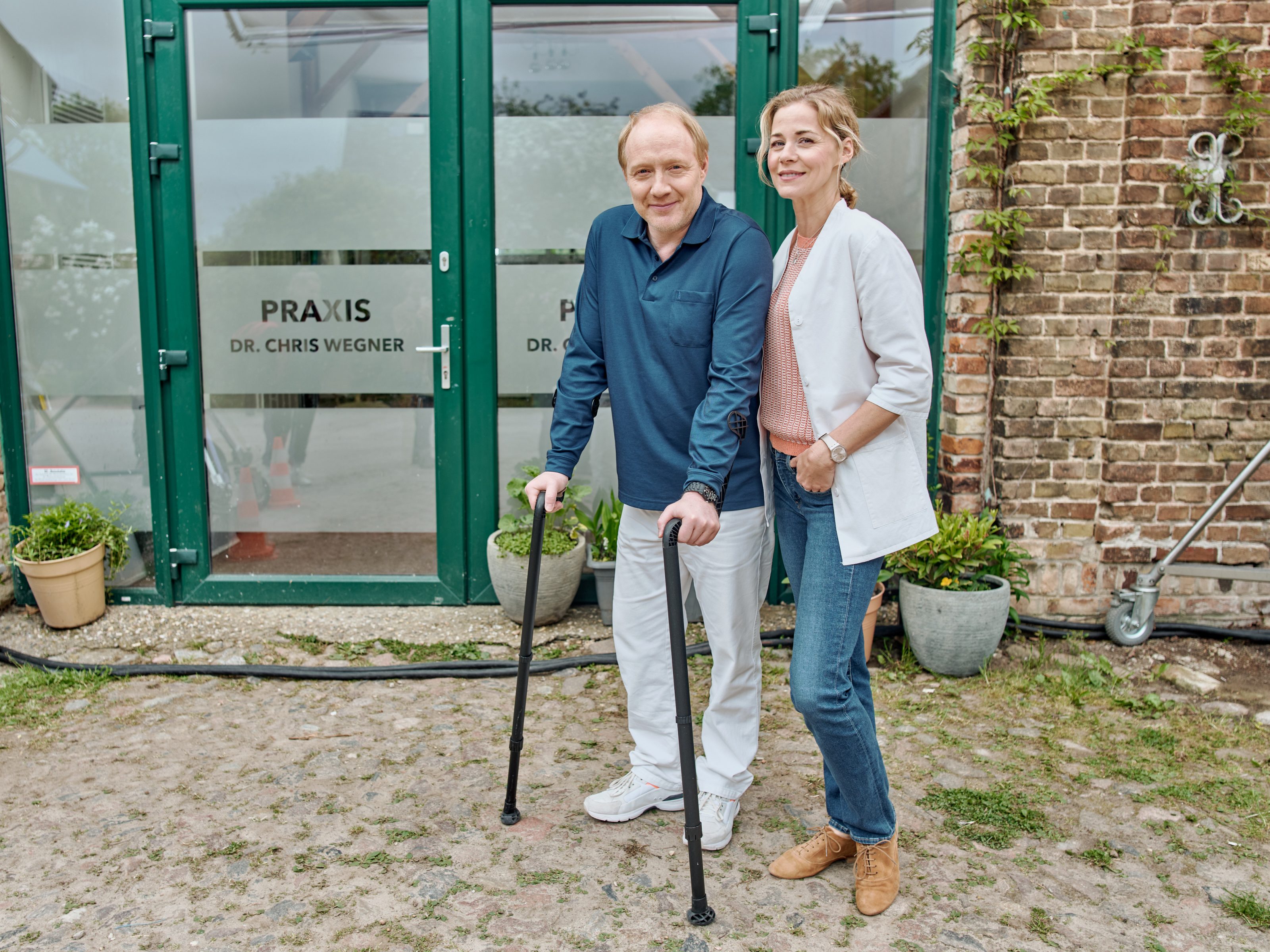 Ein eingespieltes Duo:  Dr. Chris Wegner (Simon Schwarz) und Versorgungsassistentin Vicky Röver (Jessica Ginkel) © ARD Degeto/Jan Raiber