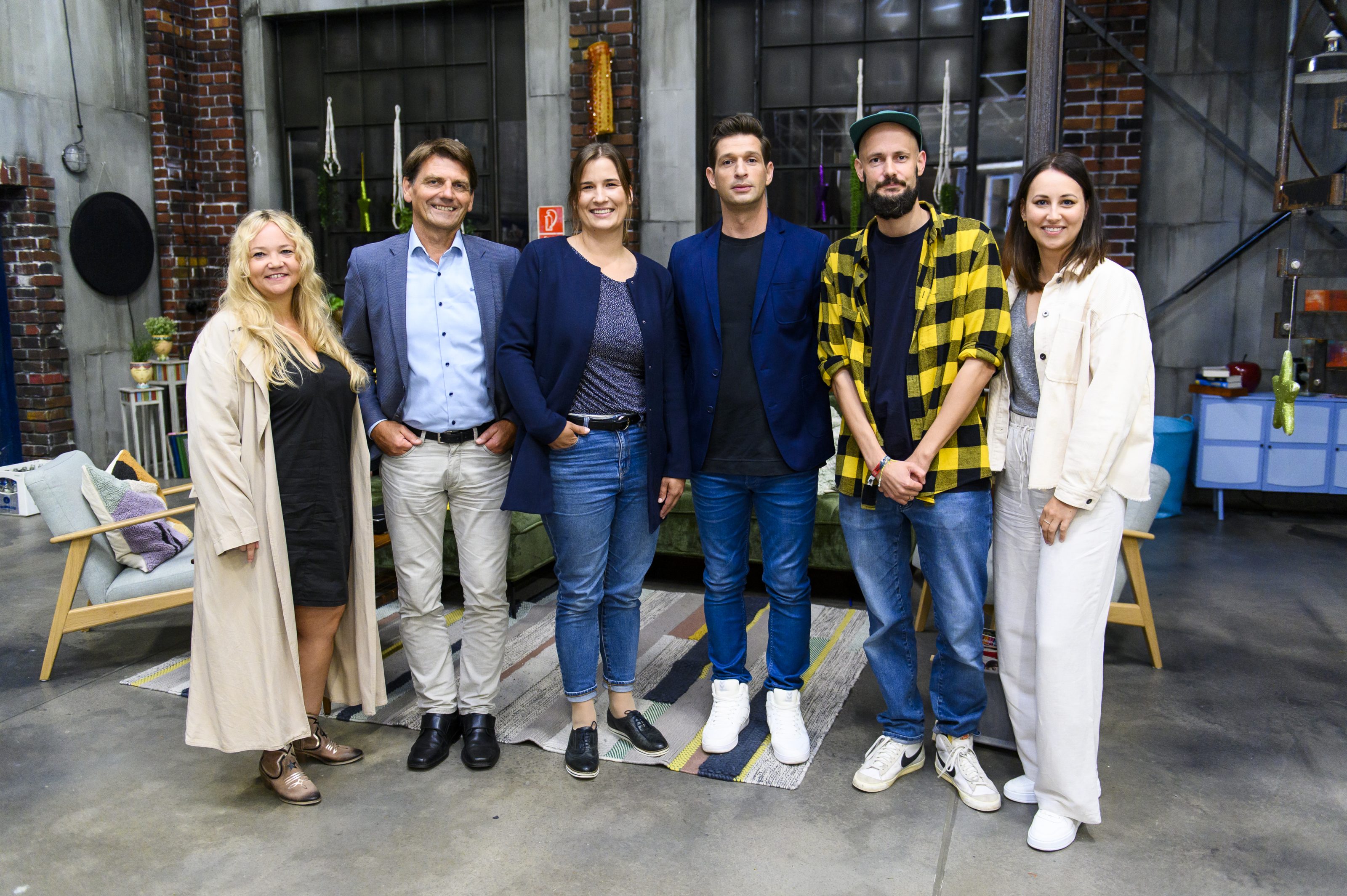 V.l.n.r. Ramona Becker (Chefautorin AWZ), Mario Leisle (Pressesprecher der Stiftung Deutsche Schlaganfall-Hilfe), Schlaganfall-Lotsin Bianca Naß, Schauspieler Igor Dolgatschew,  Paul Becker (Chefautor AWZ), Sandra Fitowski (Co-Producerin AWZ)