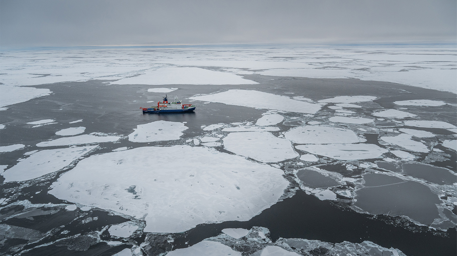 Die „Polarstern“ am Nordpol © Alfred-Wegener-Institut / Esther Horvath