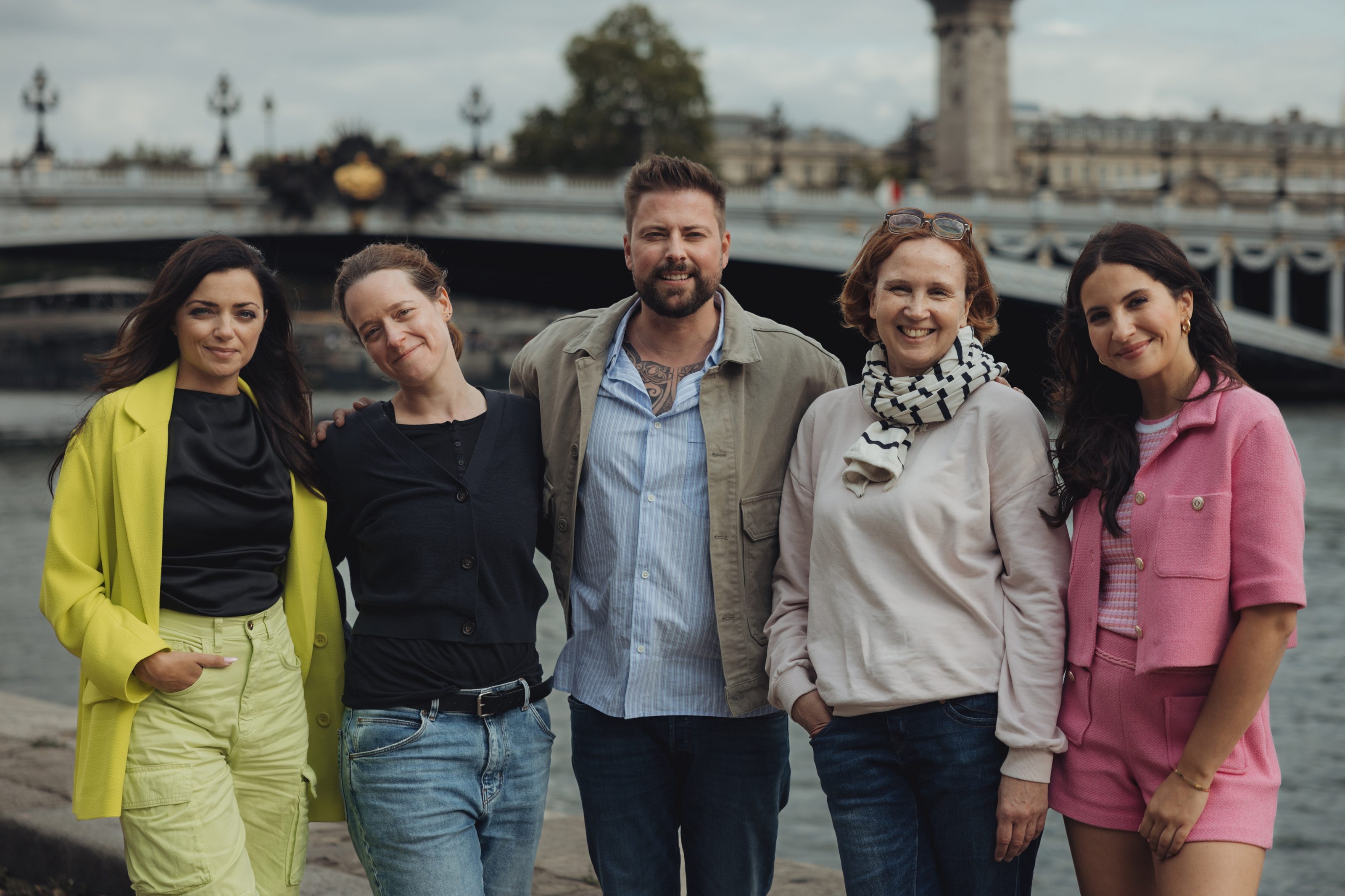 V.l.n.r Anne Menden (spielt Emily), Annica Heine (UFA Serial Drama Produzentin),  Felix von Jascheroff (spielt John), Annette Herre (UFA Serial Drama Produzentin) und  Chryssanthi Kavazi (spielt Laura) am Set des GZSZ Specials in Paris