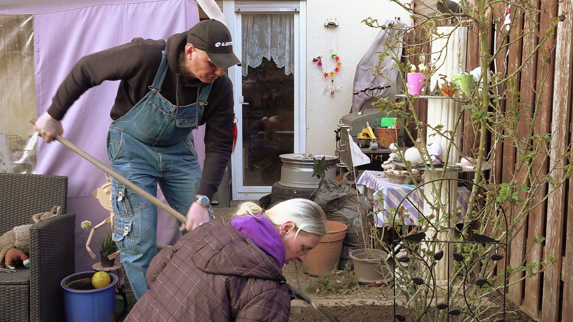 Katrin und Elvis verschönern ihren kleinen Garten