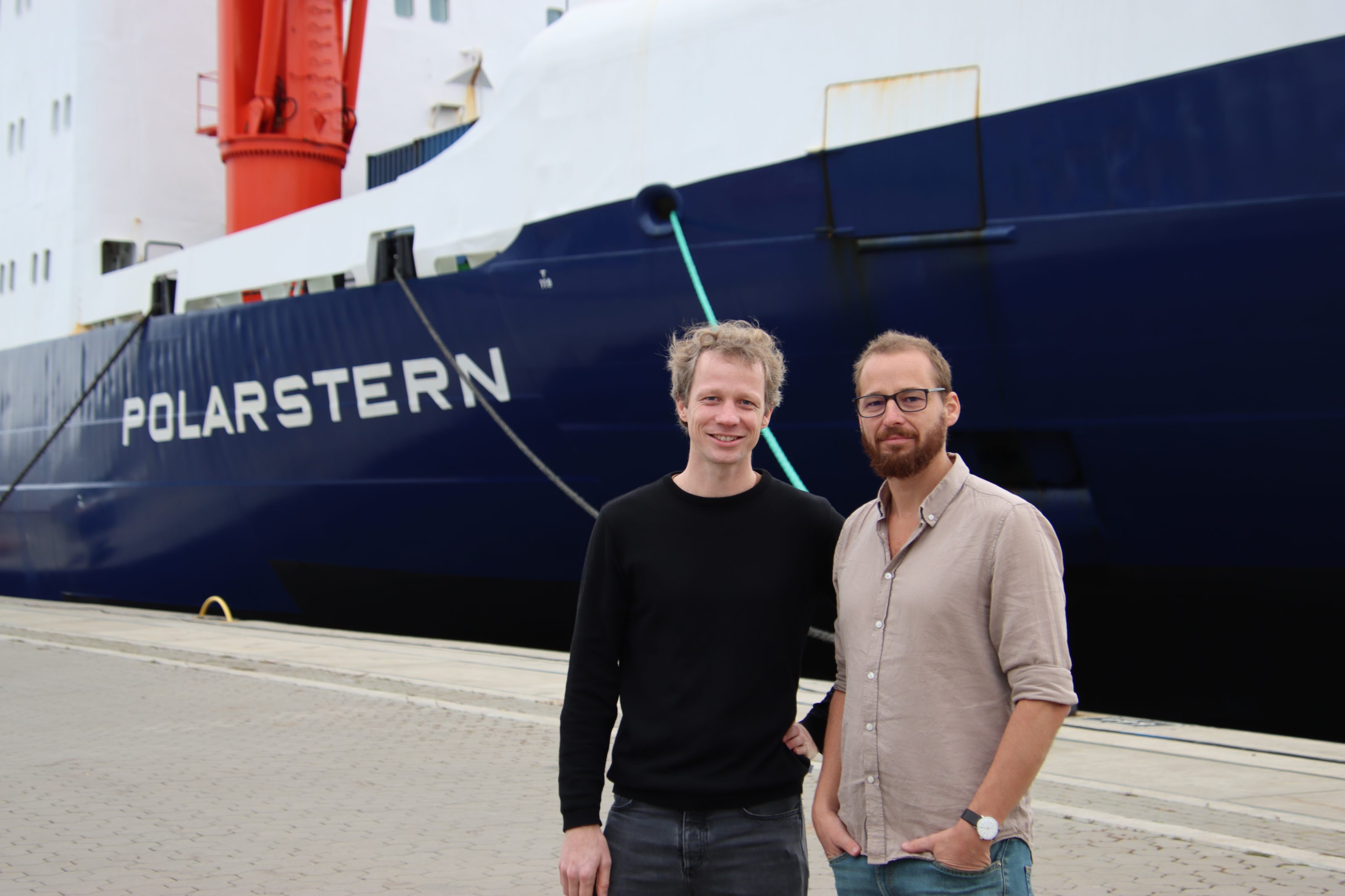 1. Oktober 2023 in Bremerhaven, v.l.n.r. Manuel Ernst (UFA Documentary Filmteam Polarstern) und Philipp Grieß (UFA Documentary Produzent und Regisseur)