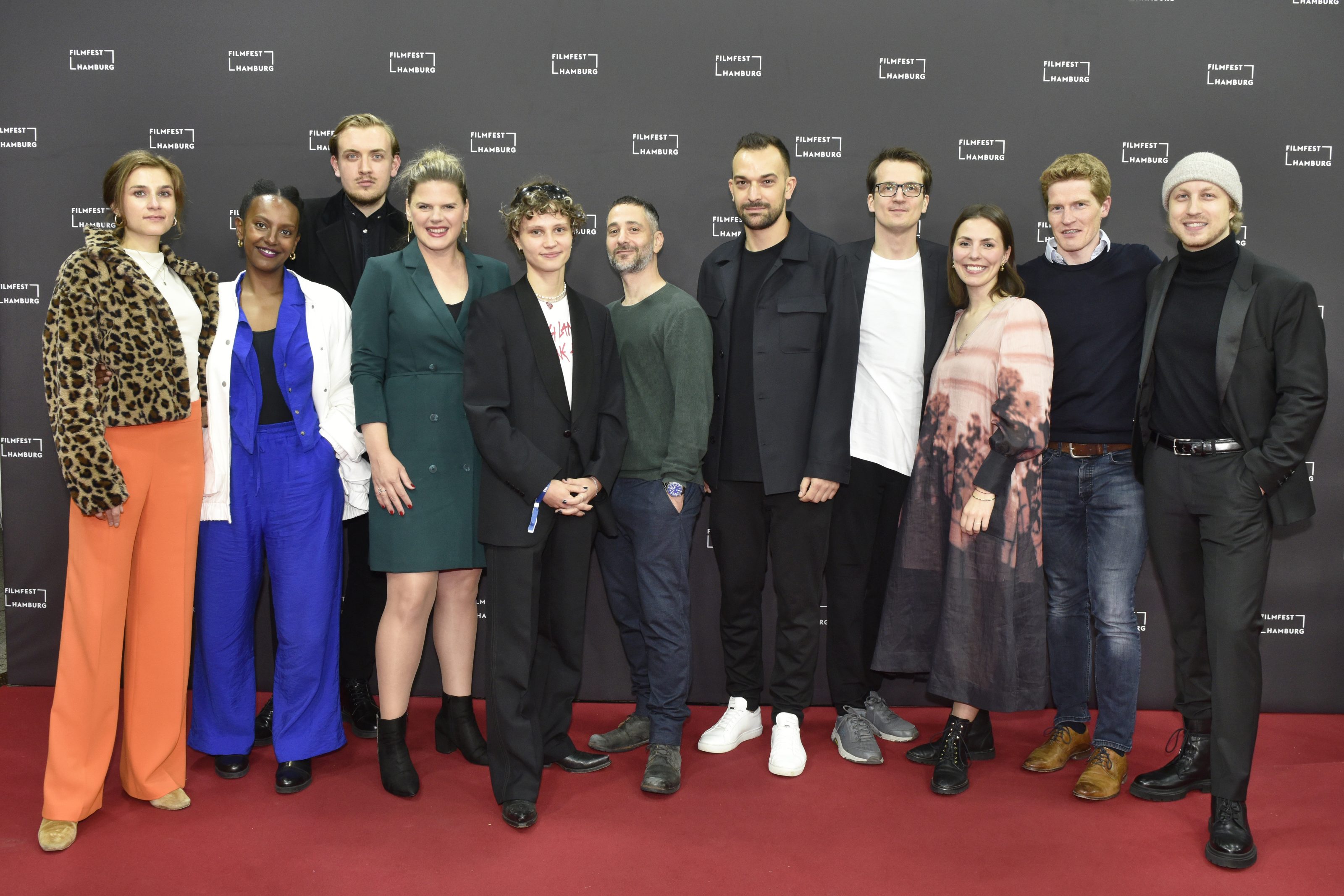 v.l.n.r.: Paula Conrad Hugenschmidt, Yodit Tarikwa, Maximilian Krimmer (Junior Producer UFA Fiction), Alexandra Staib (ZDF Redaktion), Luna Jordan, Denis Moschitto, Eric Bouley (Produzent UFA Fiction), Willi Kubica (Drehbuchautor), Julia Sattler (ZDF Redaktion), Christopher Sassenrath (Produzent) und Lucas Lentes