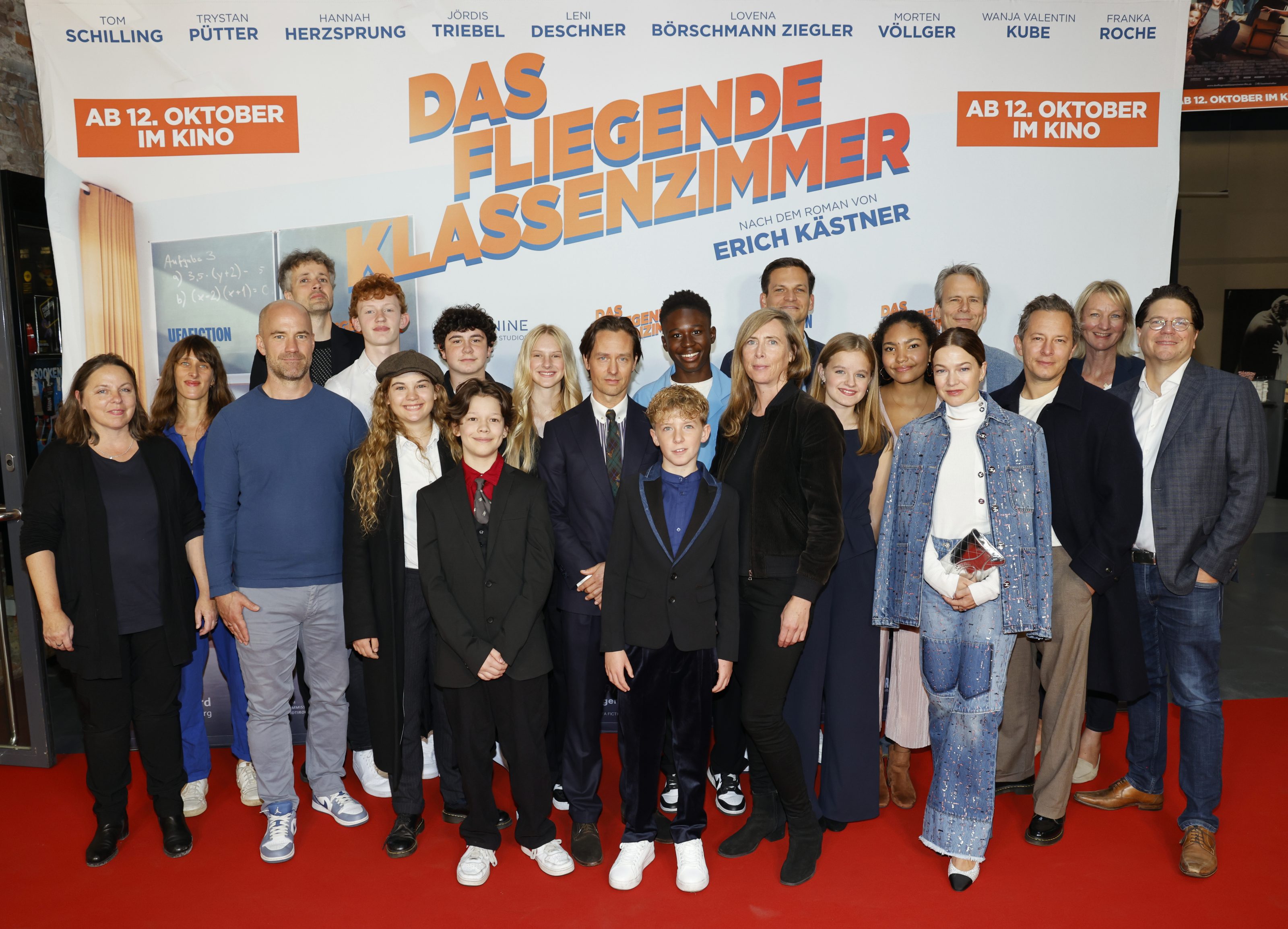 V.l.n.r.: Veronika Grob (MBB), Isabell Heins (DFFF), Sebastian Werninger, Tobias Timme (beide UFA Fiction), Leander Schumann, Leni Deschner, Morten Völlger, Wanja Valentin Kube, Holly Schiek, Tom Schilling, Gabriel Salhab, Aaron Sansi, Carolina Hellsgård (Regie), Max Conradt (LEONINE Studios), Franka Roche, Lovena Börschmann Ziegler, Hannah Herzsprung, Gerrit Hermans (Drehbuch), Trystan Pütter, Jutta Bose, Benjamin Benedict (beide LEONINE Studios)