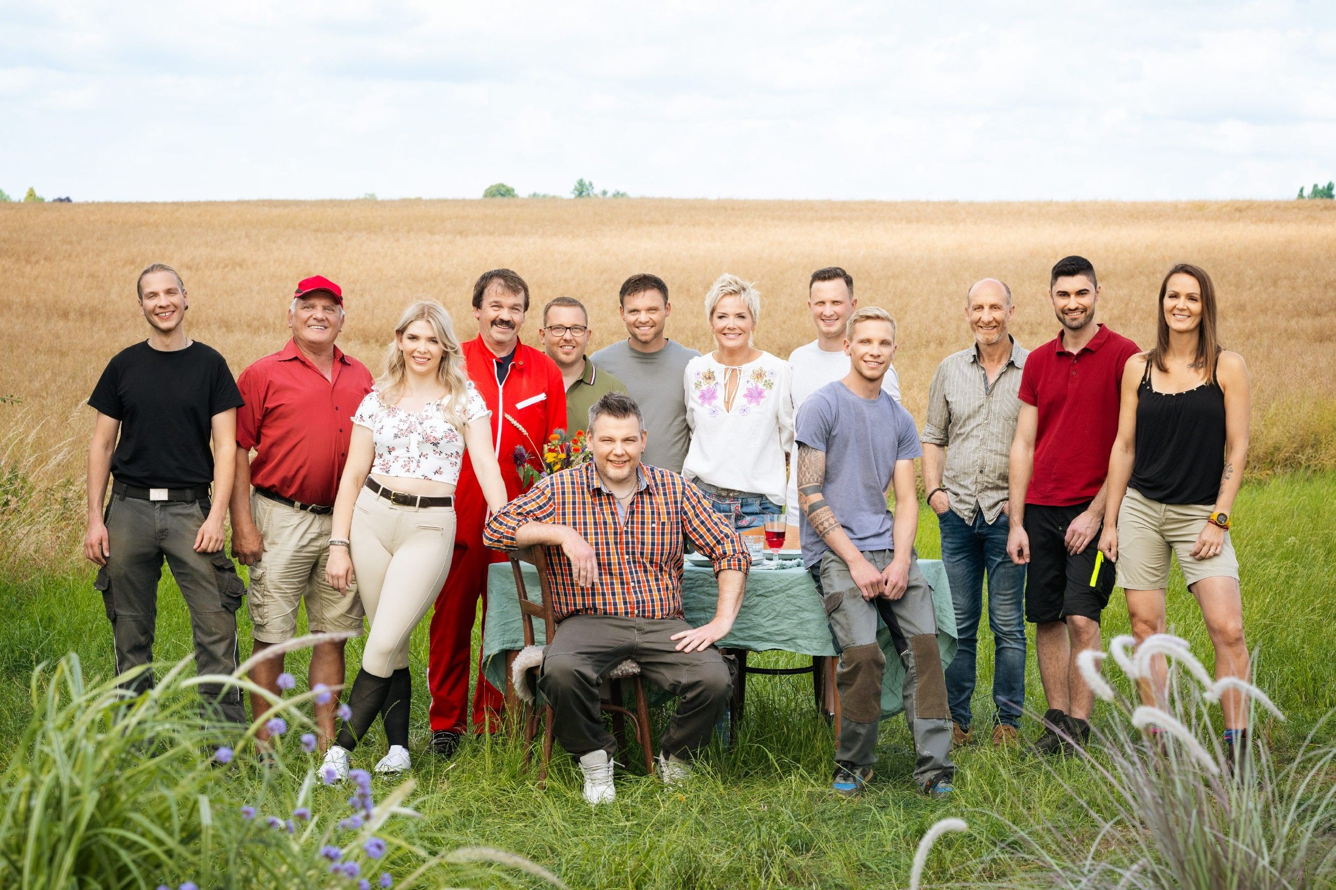 BAUER SUCHT FRAU 2023 mit (v.l.) Christoph, Dietrich-Max-Helmut, Carolin, Siegfried, Stephan, Steffen, André, Moderatorin Inka Bause, Patrick, Hannes, Hans, Daniel und Stefanie