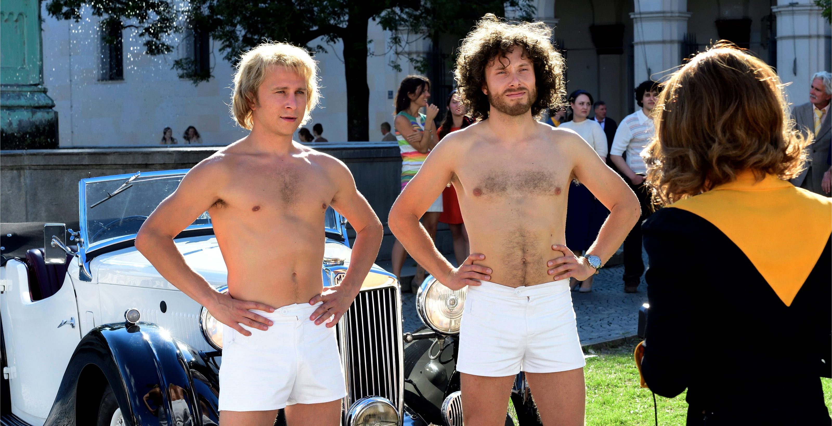 Uli Hoeneß (Max Hubacher, l.) und Paul Breitner (Jan-David Bürger, r.) beim Fotoshooting.