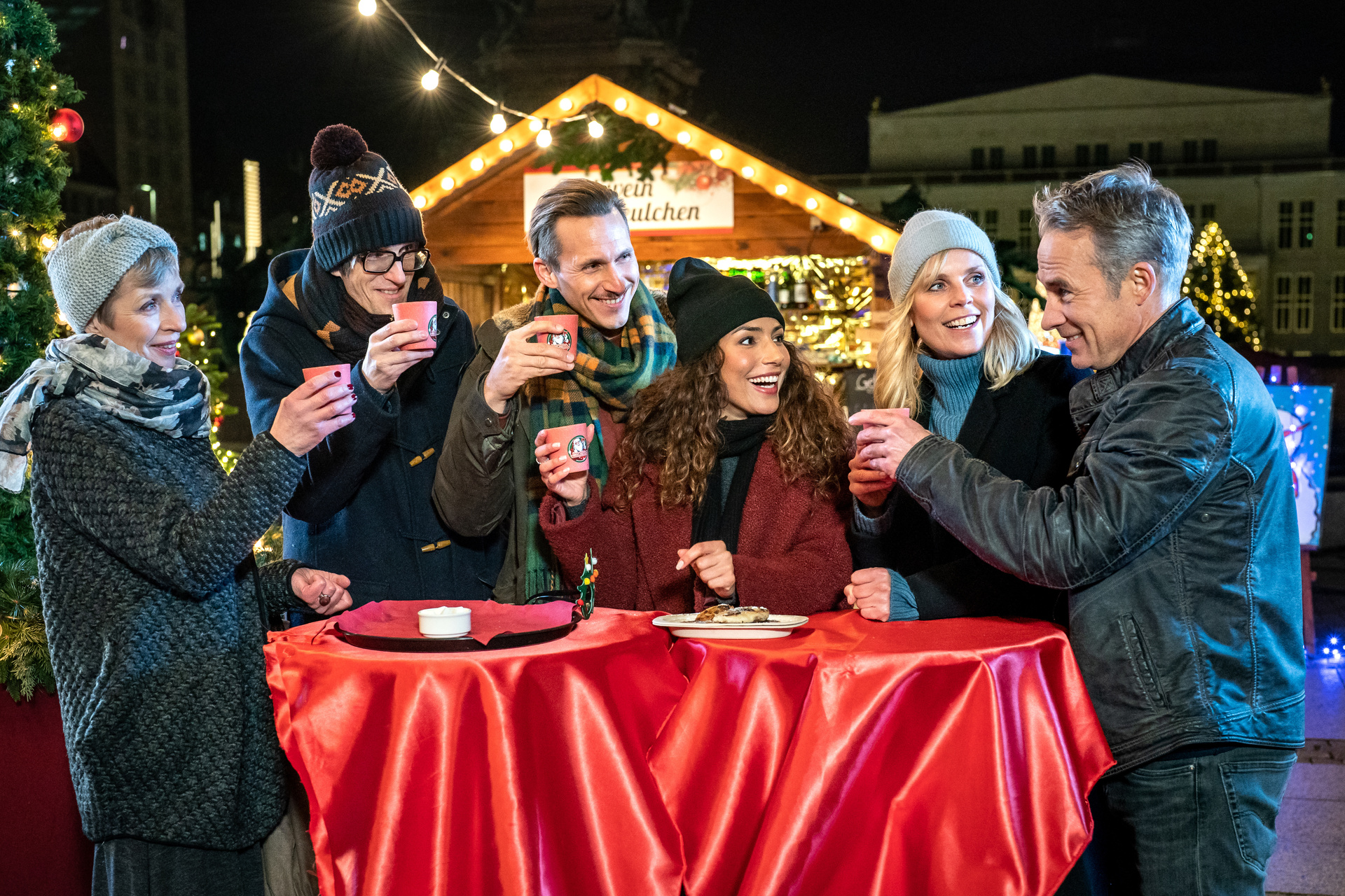 DAS WEIHNACHTSWUNDER v.l.n.r.: Prof. Rossi (Anna Stieblich), Lorenz Rettig (Daniel Steiner), Moritz Brenner (Johannes Hendrik Langer), Kim Nowak (Amy Mußul), Ina Zimmermann (Melanie Marschke) und Jan Maybach (Marco Girnth) wollten zusammen in Ruhe einen Glühwein trinken. Doch sie werden von unerwarteten Ereignissen unterbrochen. 