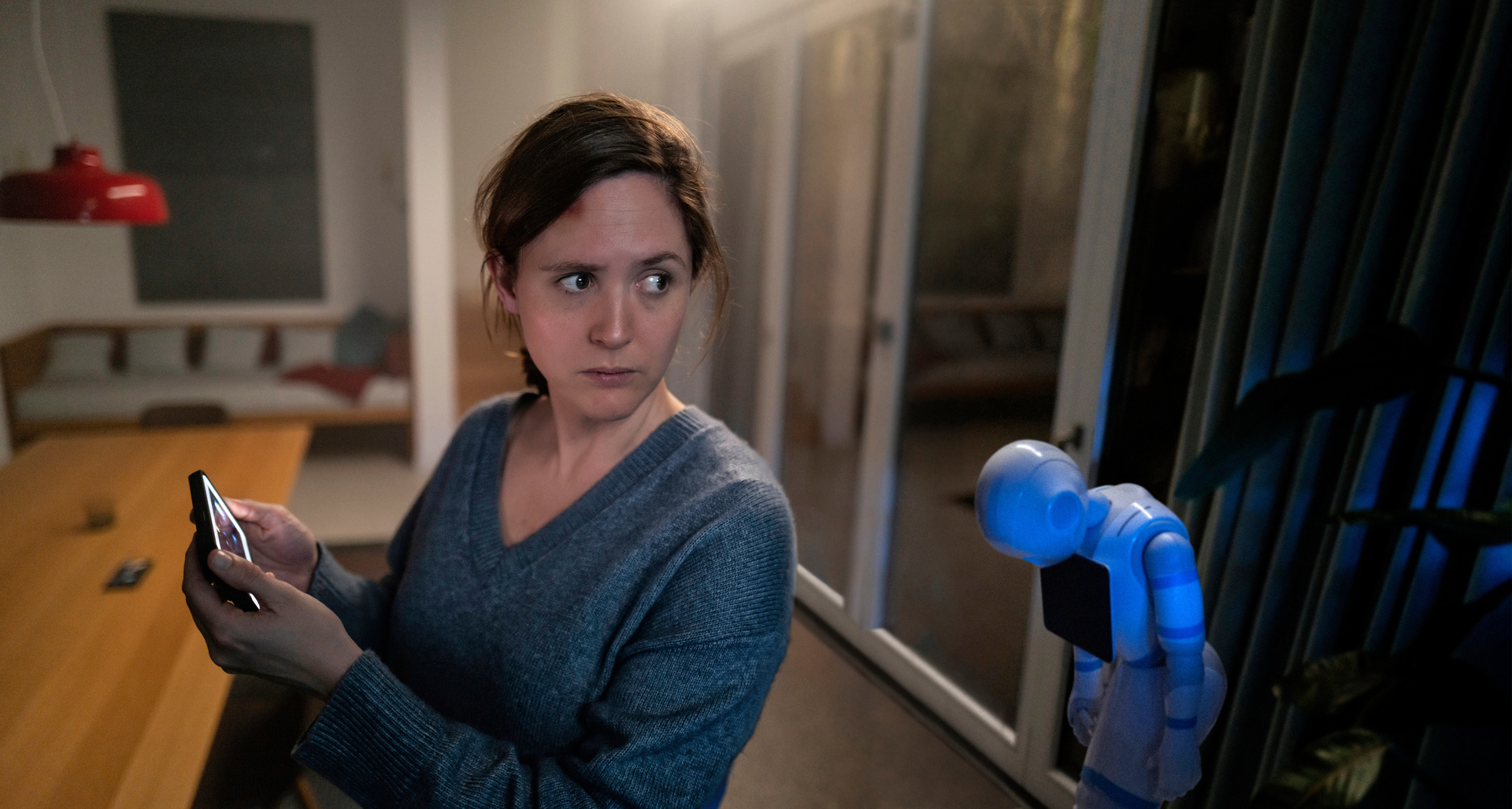 Emma (Emily Cox) ist allein zu Hause, als die Technik im Smart Home der Turguts verrückt spielt. Ist ein Hacker am Werk oder will jemand gezielt ihr Leben manipulieren?