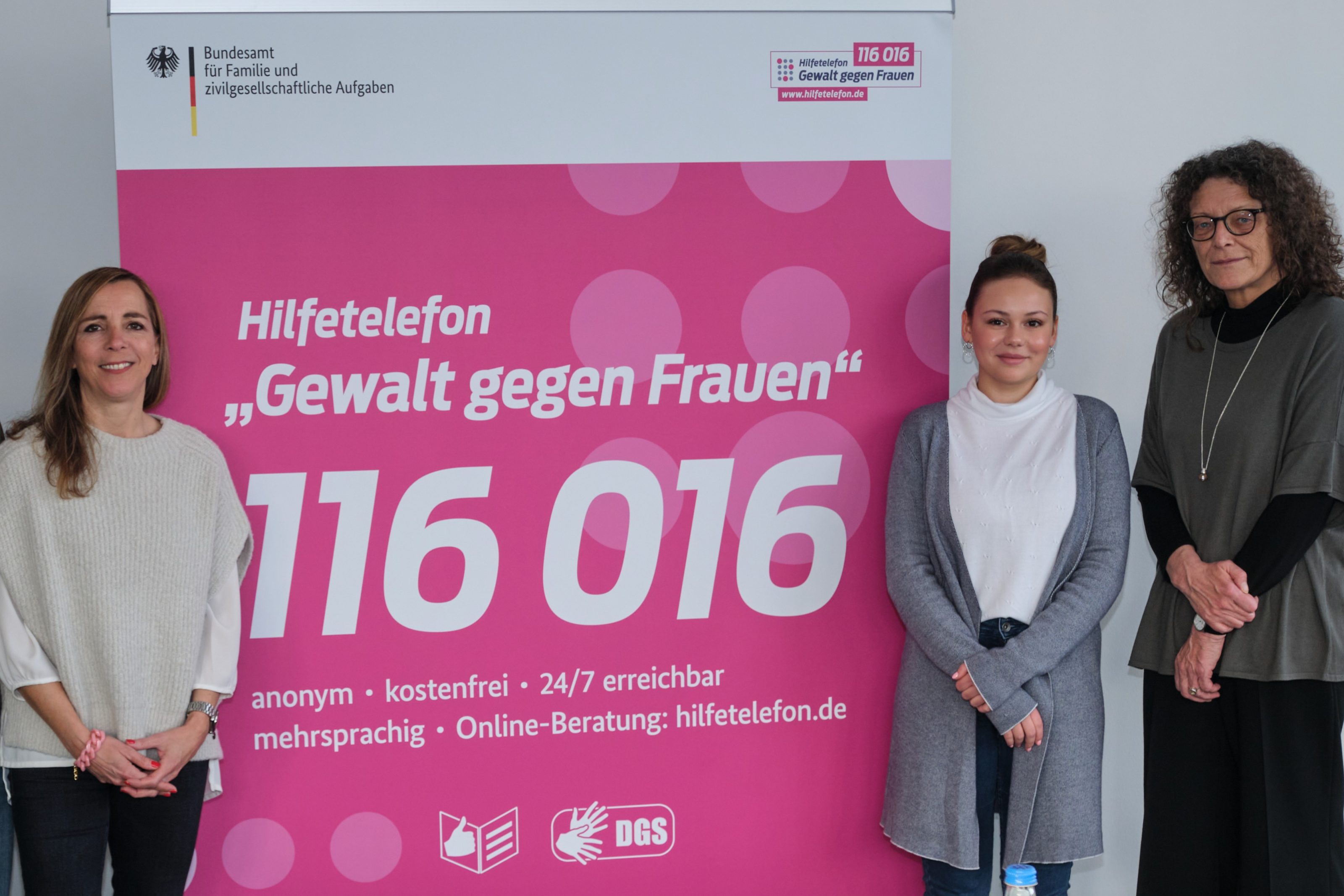 V.l.n.r.: Creative Producerin Claudia Danne, Schauspielerin Theresa Traser und Petra Söchting, Leiterin des Hilfetelefons „Gewalt gegen Frauen“.