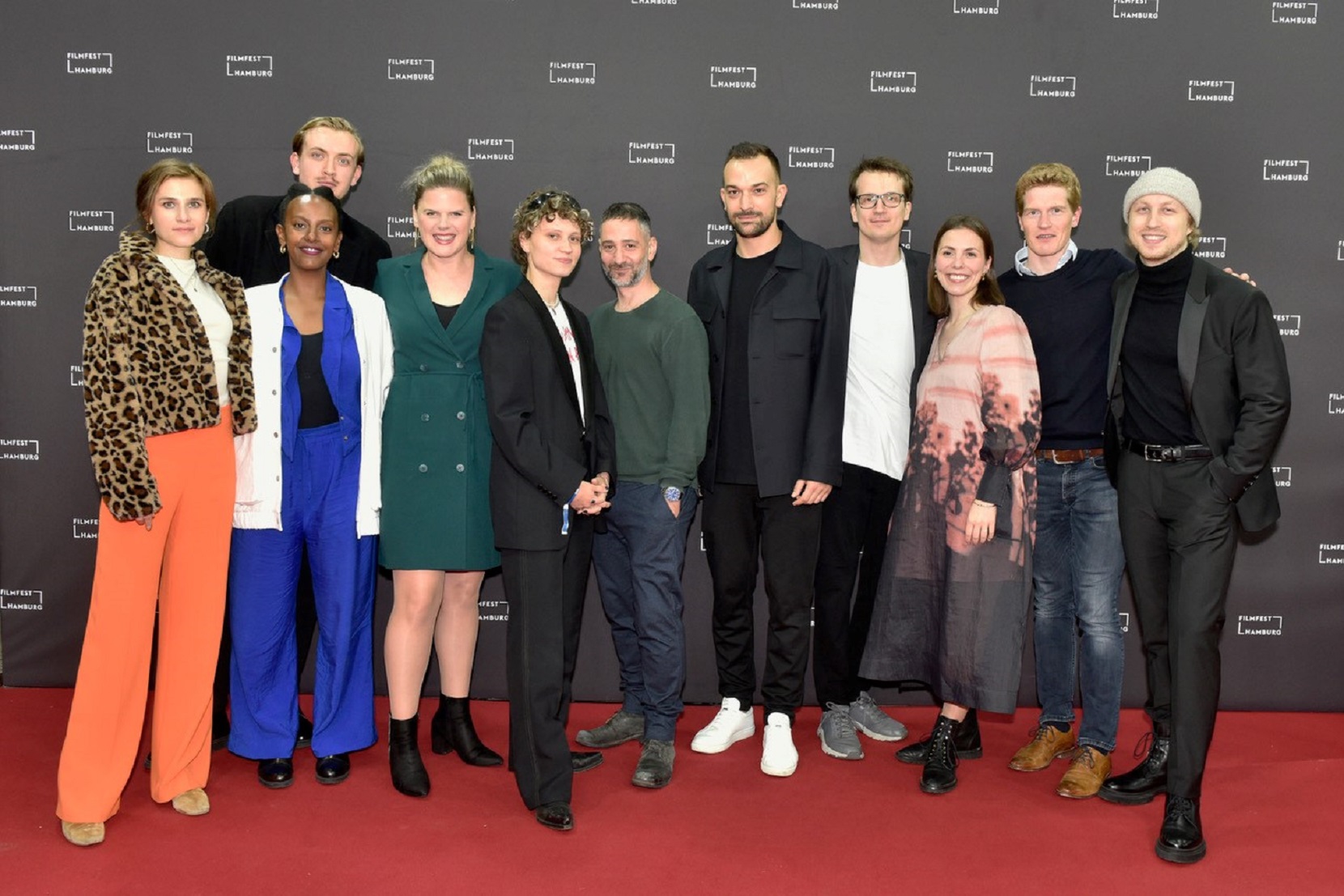 v.l.n.r.: Paula Conrad Hugenschmidt, Yodit Tarikwa, Maximilian Krimmer (Junior Producer UFA Fiction), Alexandra Staib (ZDF Redaktion), Luna Jordan, Denis Moschitto, Eric Bouley (Produzent UFA Fiction), Willi Kubica (Drehbuchautor), Julia Sattler (ZDF Redaktion), Christopher Sassenrath (Produzent) und Lucas Lentes