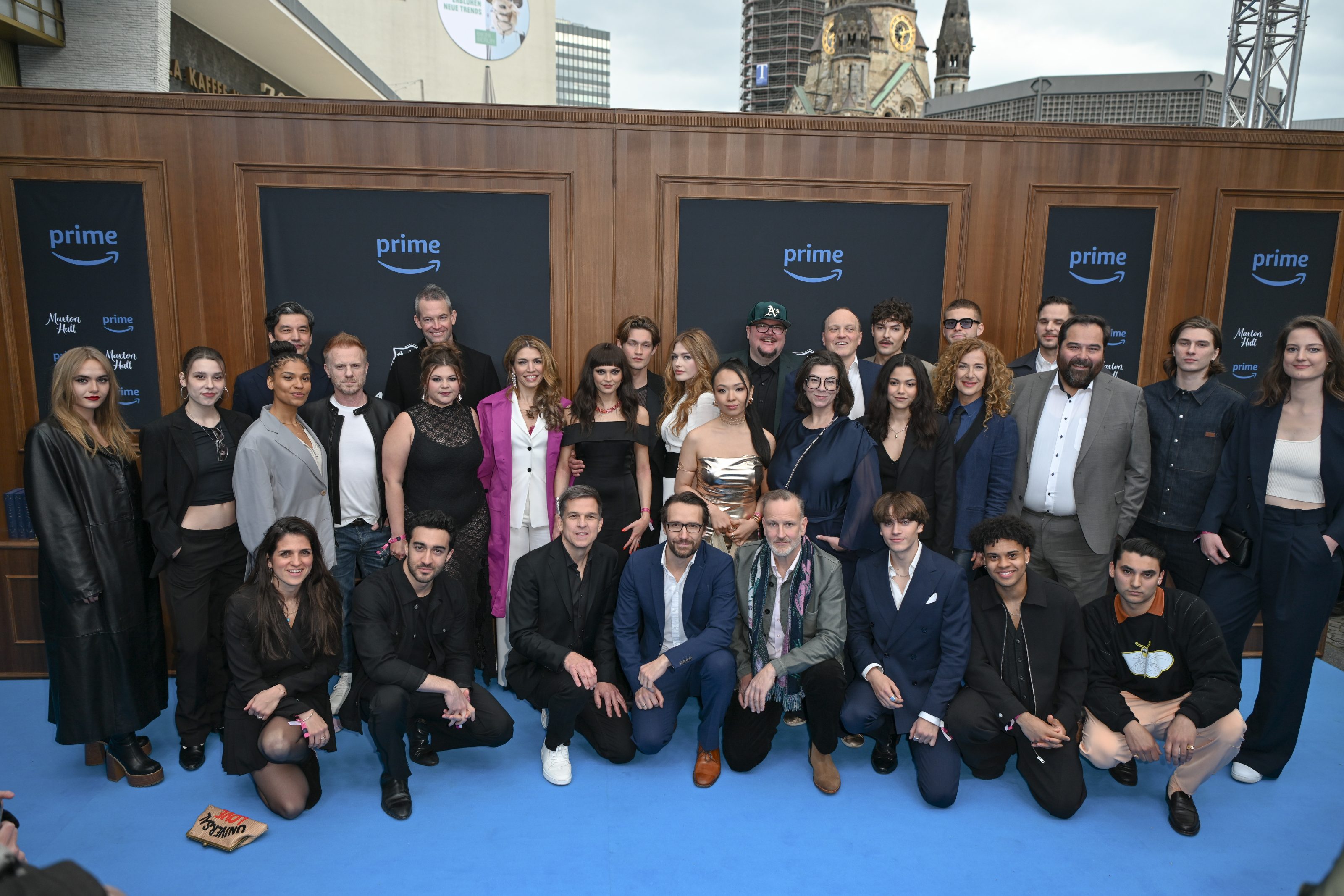 Cast und Crew von MAXTON HALL – DIE WELT ZWISCHEN UNS bei der gestrigen Premiere im Zoo Palast Berlin; darunter die Darsteller:innen Harriet Herbig-Matten und Damian Hardung, sowie die UFA Fiction Produzent:innen Ceylan Yildirim und Markus Brunnemann und  Producer Valentin Debler