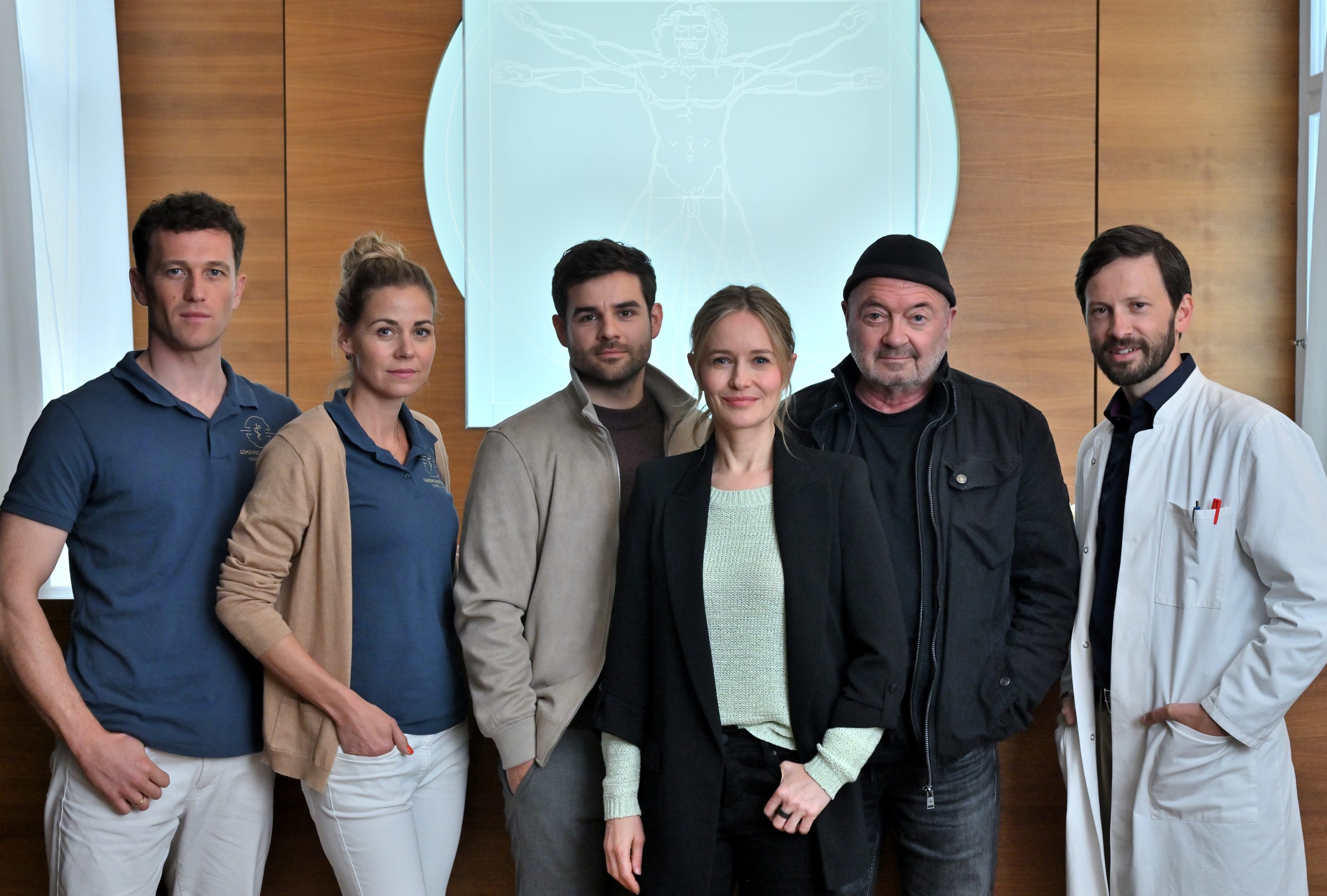 EIN STARKES TEAM: DAS LETZTE OPFER (AT) – Drehstart: v.l.n.r. Jörg Mauser (Artjom Gilz), Ruby Köster (Jessica Ginkel), Nils Makowski (Lucas Reiber), Linett Wachow (Stefanie Stappenbeck), Otto Garber (Florian Martens), Roland „Jimmy“ Hendrix (Franz Dinda)