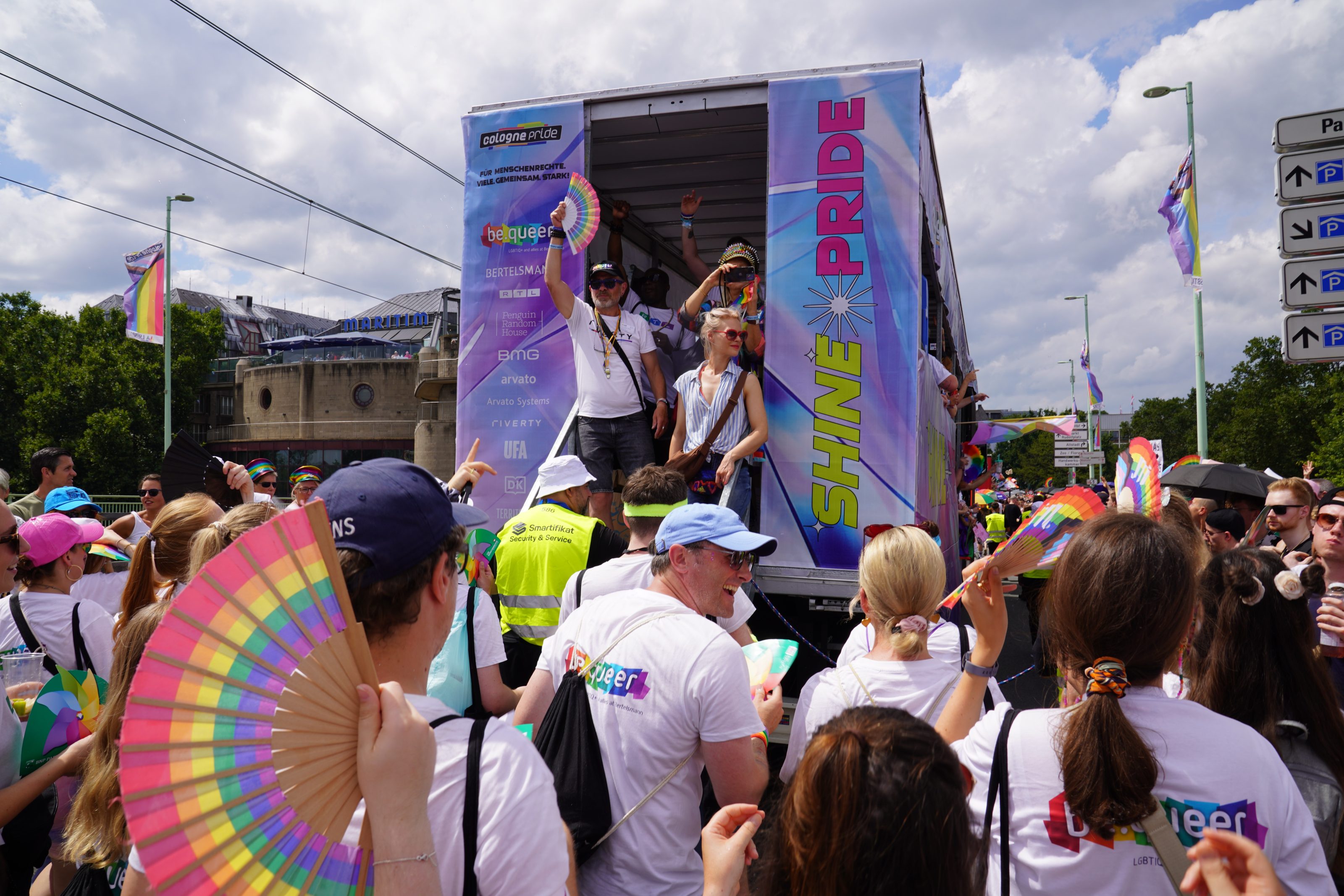Fußgruppe beim CSD 2024 in Köln mit Teilnehmenden aus allen Bertelsmann Unternehmen