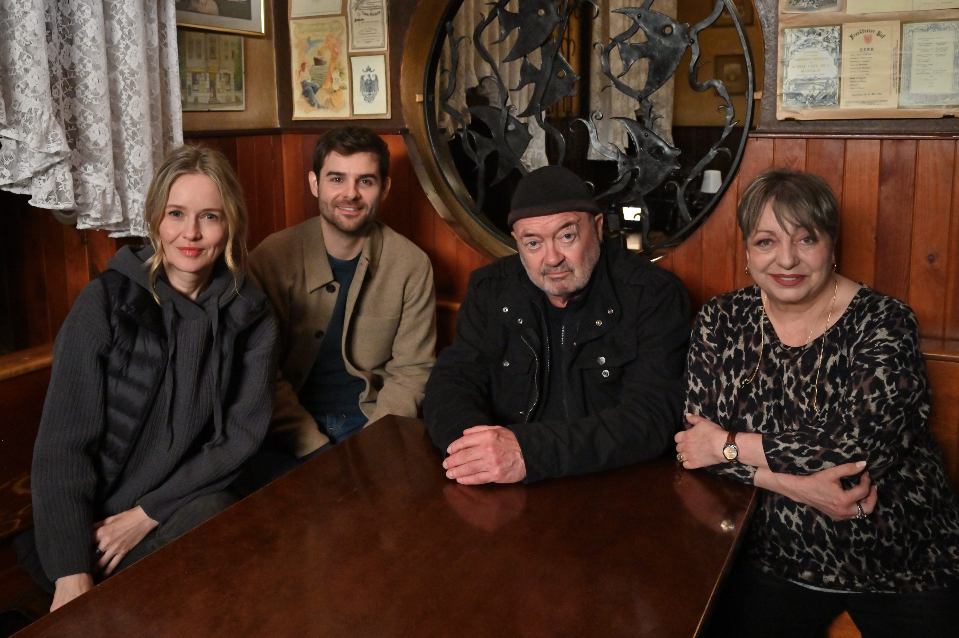 V.l.n.r.: Stefanie Stappenbeck, Lucas Reiber, Florian Martens und Manon Straché bei den Dreharbeiten zu NOTWEHR (AT)