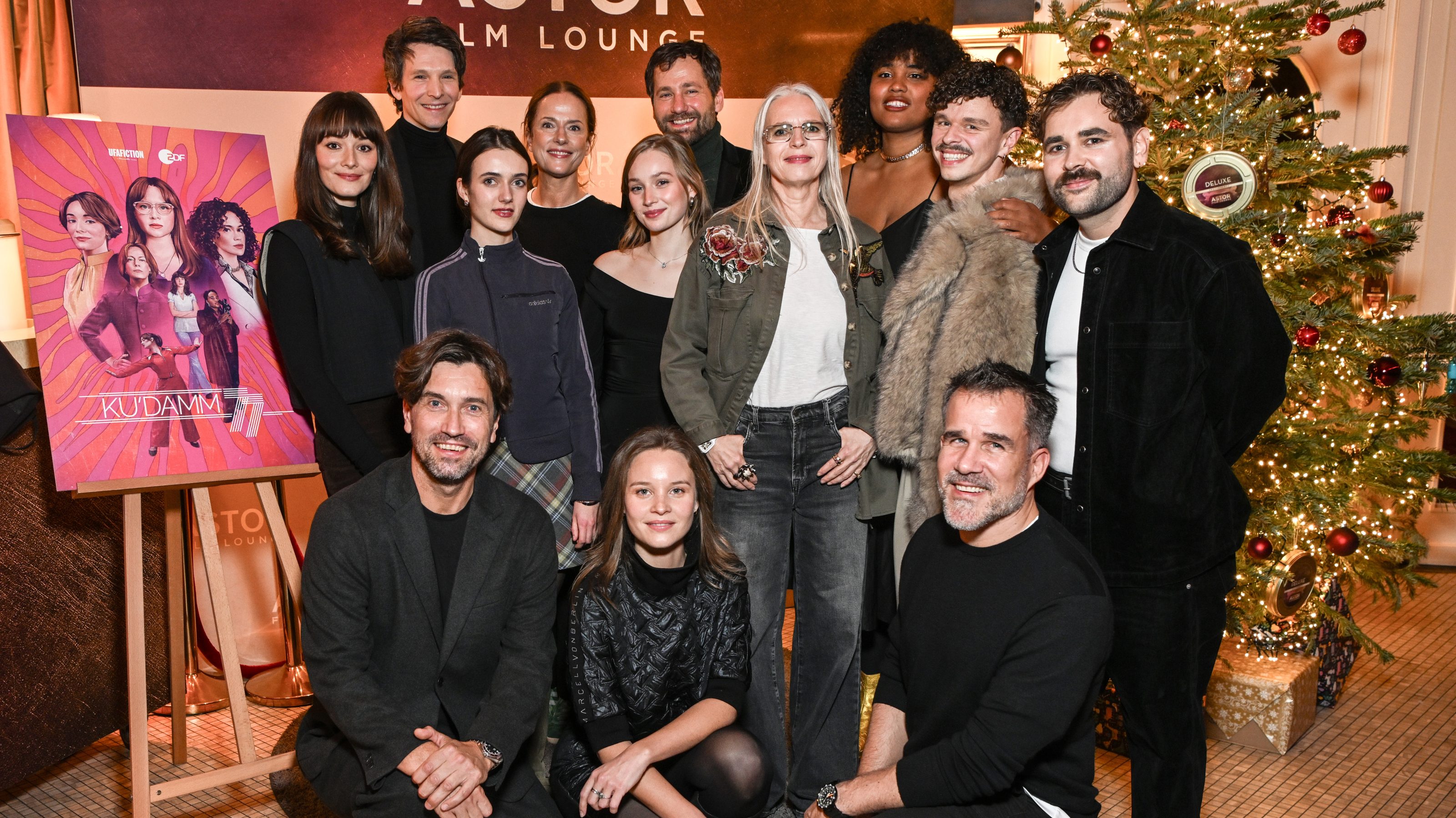 v.l.n.r.: Maria Ehrich, Sabin Tambrea, Claudia Michelsen, Florian Stetter, Massiamy Diaby, Marie Louise Albertine Becker, Carlotta Bähre, Annette Hess, Maurice Hübner, Alex Gaida, Michael Schreitel, Sonja Gerhardt, Marc Lepetit