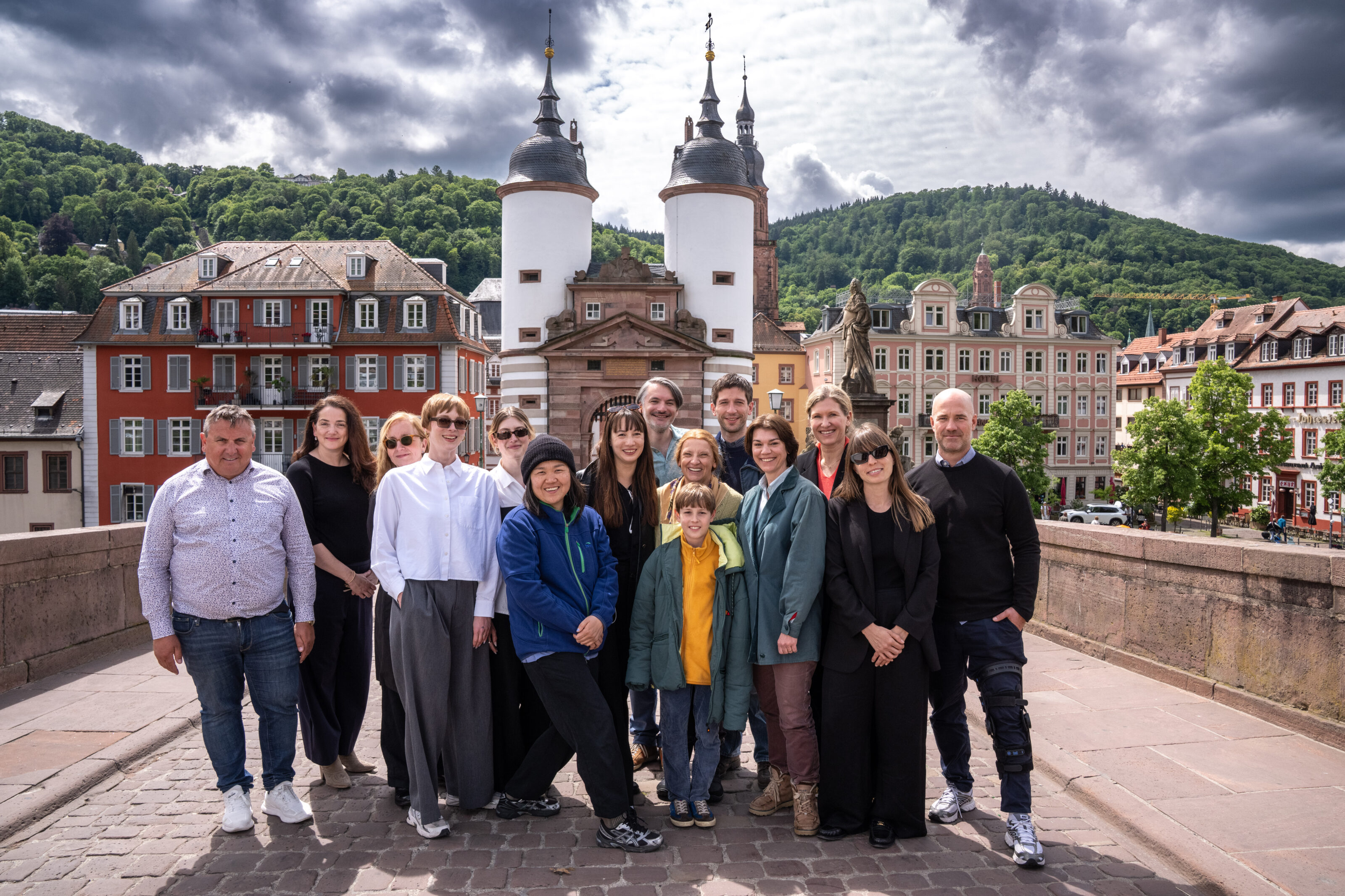 v.l.n.r.: Robert Gehring (MFG Filmförderung Baden-Württemberg), Kerstin Nommsen (LEONINE Studios),  Claudia Grässel (ARD Degeto Film), Sinah Swyter und Leslie-Alina Schäfer (beide Produzentinnen UFA Fiction), Jieun Yi (DOP), Clara Zoë My-Linh von Arnim (Regie), Saša Stanišić (Romanautor), Gordana Boban-Herović (Rolle Kristina), Maro Lovrić (Rolle Saša 10 Jahre), Slavko Popadić (Rolle Saša), Marija Škaričić (Rolle Sašas Mutter), Steffi Ackermann (Ko-Produzentin LEONINE Studios), Victoire Velarde (LEONINE Studios),  Sebastian Werninger (Executive Producer UFA Fiction)