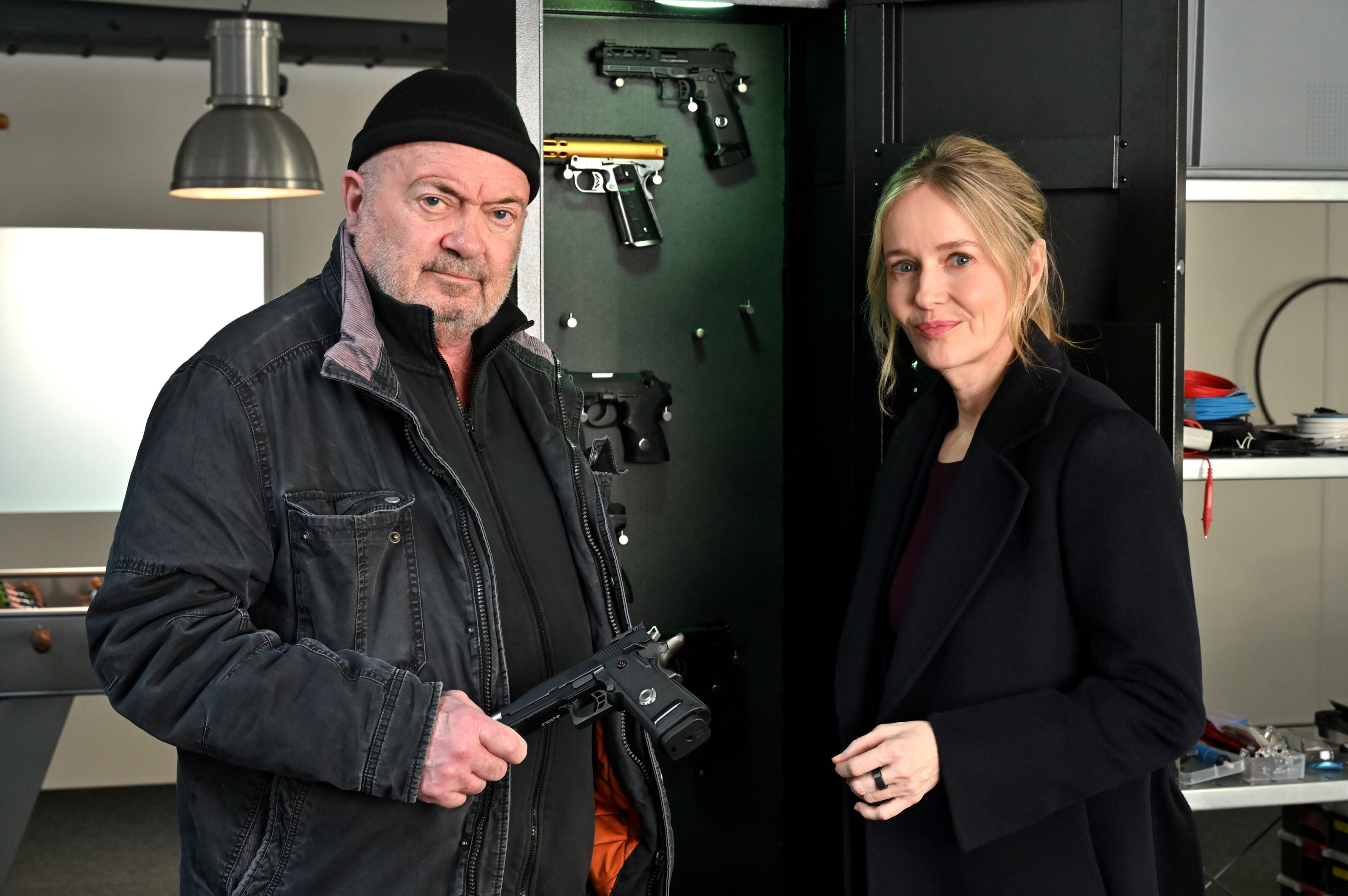 Florian Martens und Stefanie Stappenbeck bei den Dreharbeiten zur 108. Folge  KLEIDER MACHEN LEUTE (AT)
